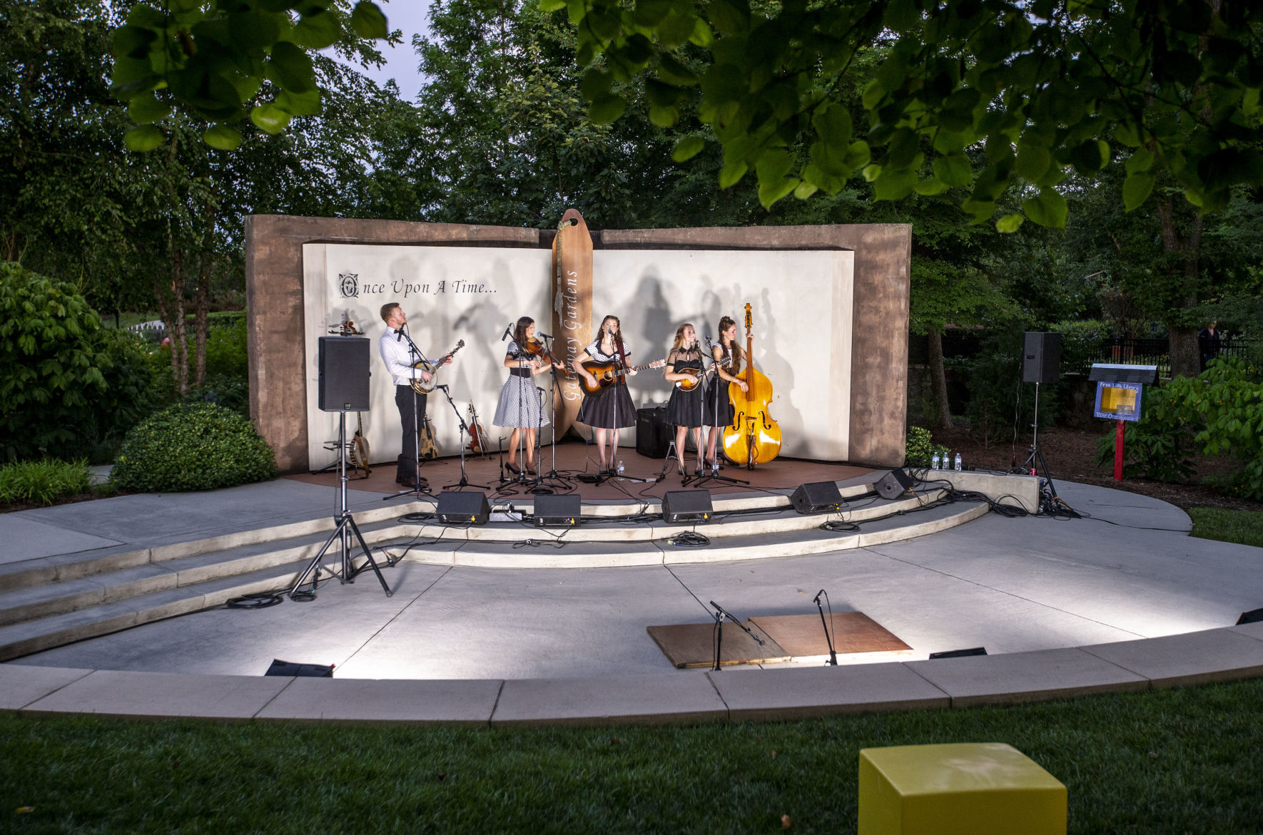 Folk Festival The Burnett Sisters Band